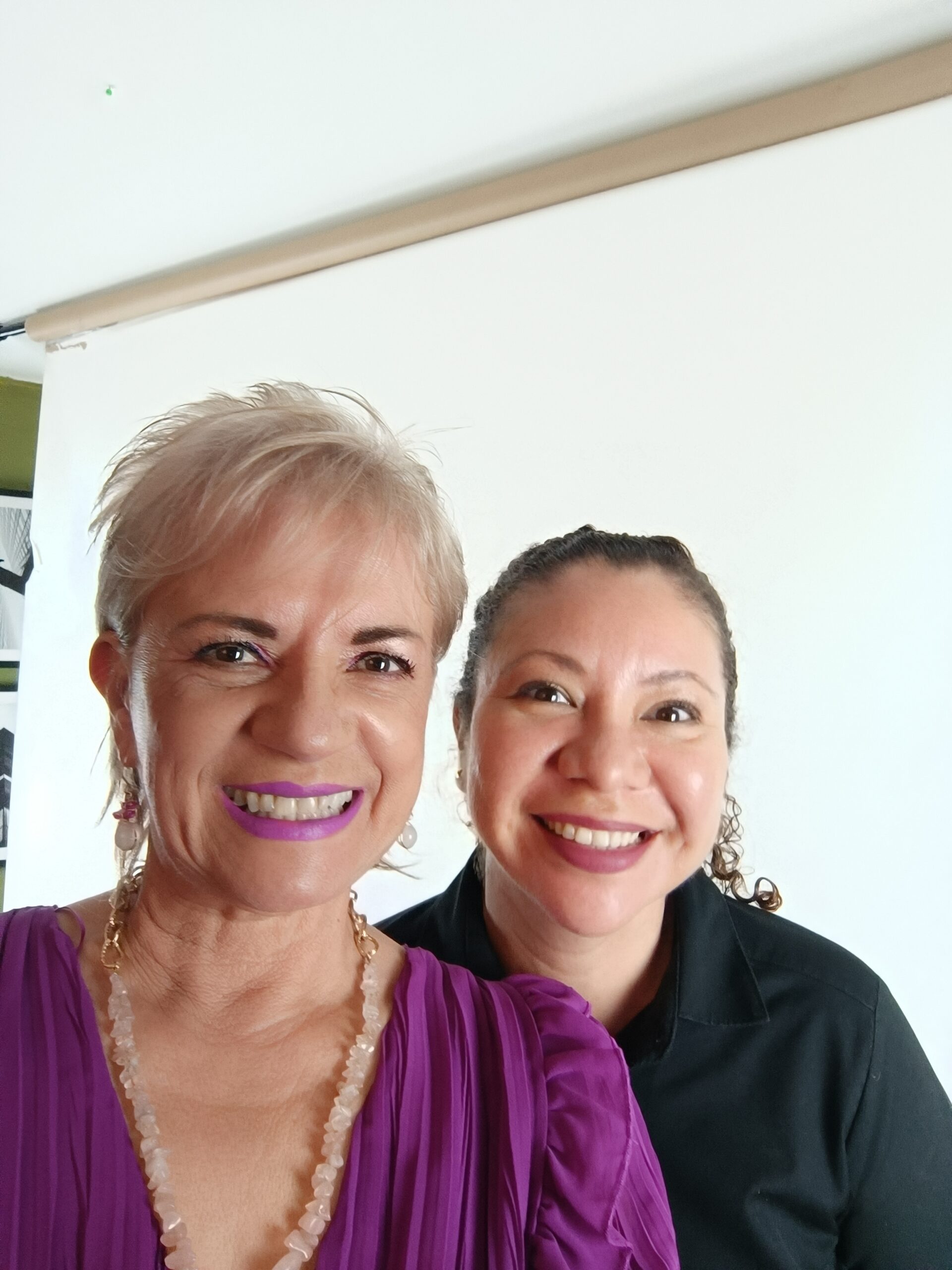 La Dra Adriana Mendioléa con la Lic. Karla en la sesión de fotos para el Foro Mujer Actual 2023