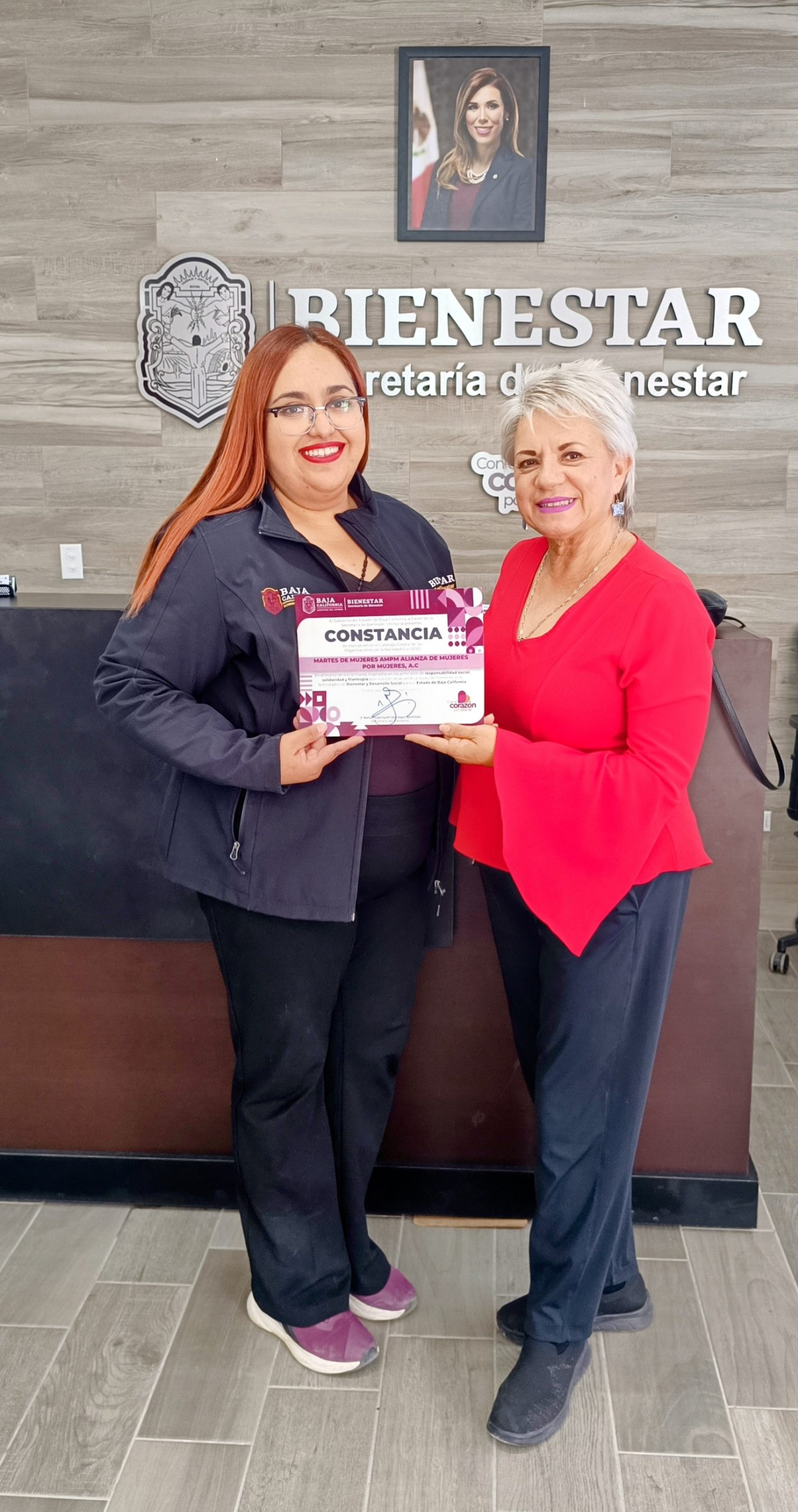 La Doctora Adriana Mendioléa recibiendo la constancia estatal 2025
